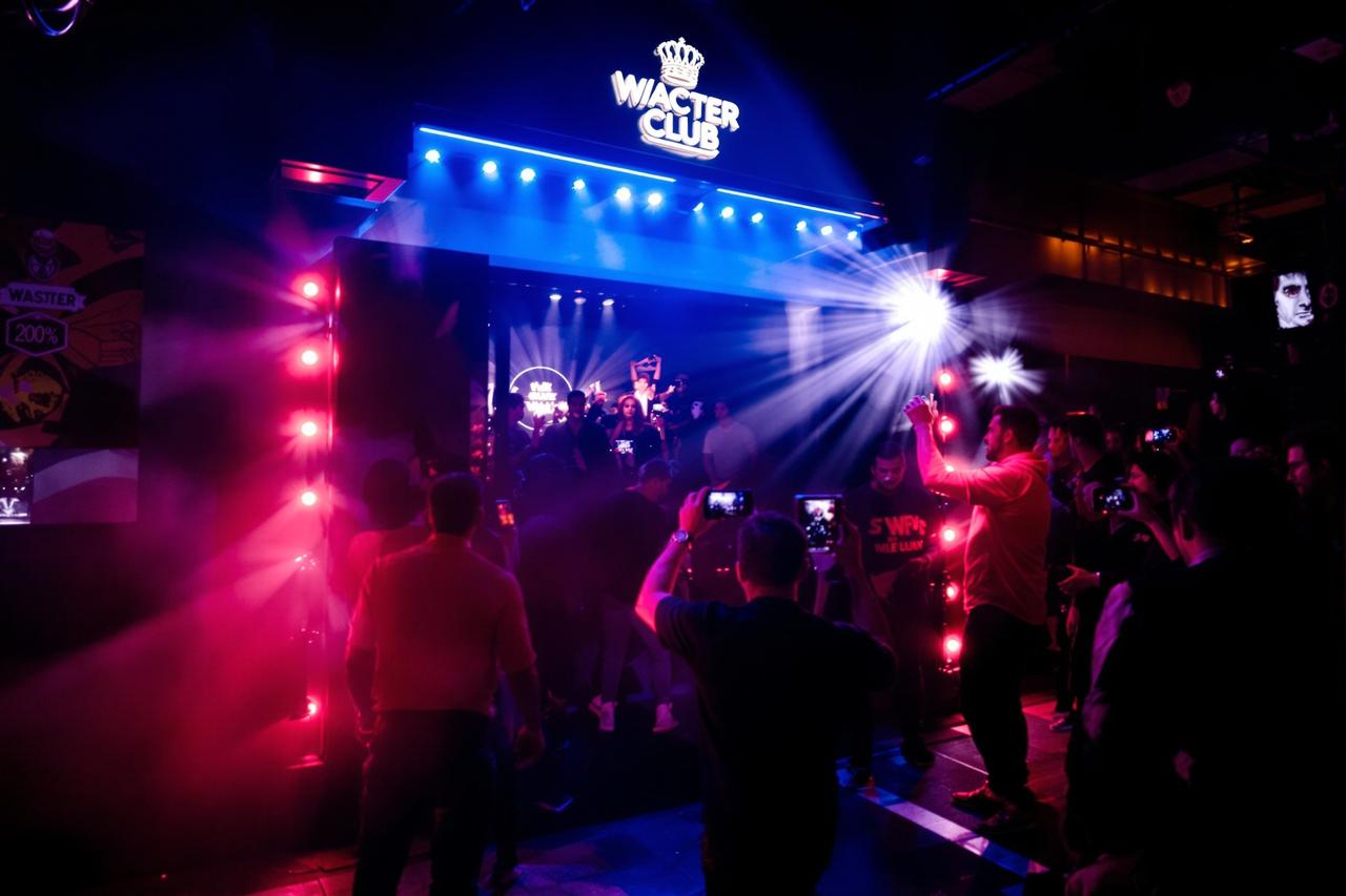 某顶流明星深夜现身机场，与神秘异性同行引发热议